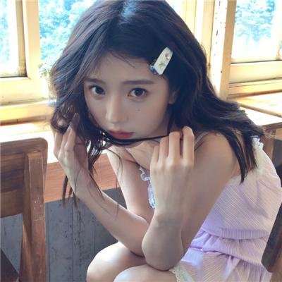 举杯畅饮的姐姐们